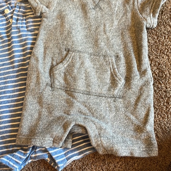 2 Adorable Baby Gap Rompers- size 6-12 months - Picture 3 of 7